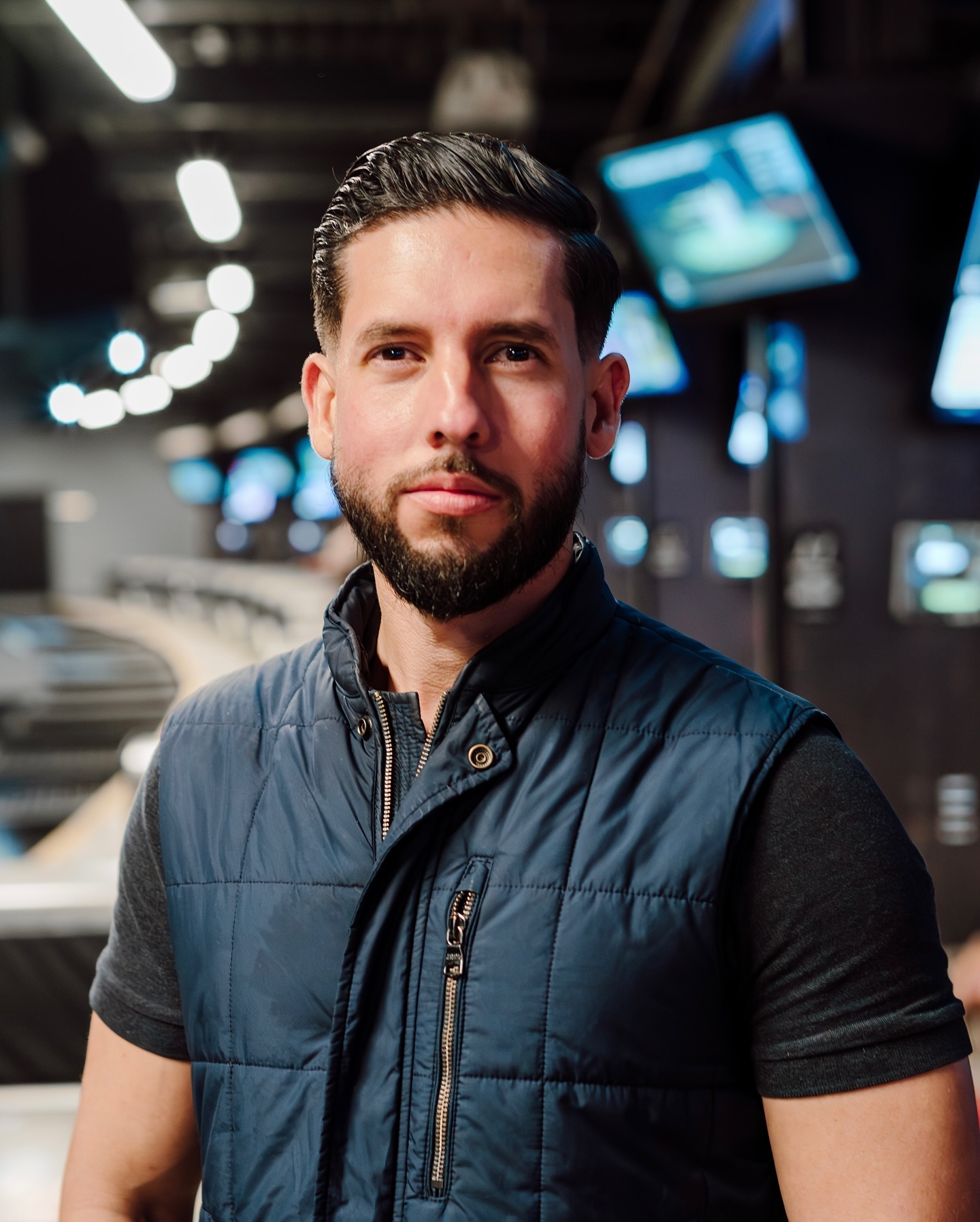 Zenón at TopGolf 🏌️...#voigtlander #voigtlandernokton #voigtlander50mmf15 #portrait #retrato #portraitphotography